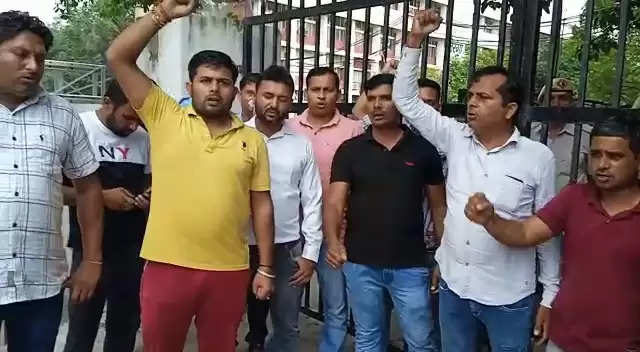 कंप्यूटर लैब अटेंडेट और कंप्यूटर टीचर ने शिक्षा विभाग द्वारा 16 अगस्त को जारी किये पत्र की जलाई प्रतियां