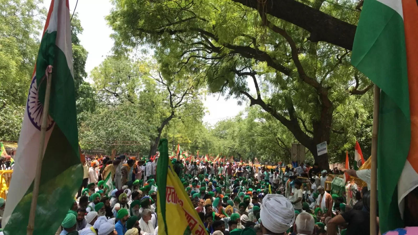 Wrestlers Protest: दिल्ली में किसानों ने तोड़े बैरिकेड, पहलवानों को समर्थन देने जंतर मंतर पहुंचे किसान, पुलिस और किसानों के बीच हुआ हंगामा !