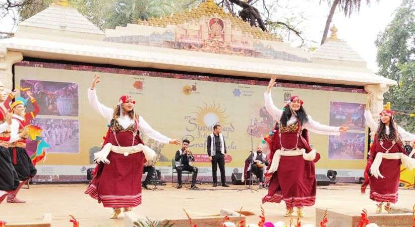 Surajkund Mela 2024: 37वें सूरजकुंड अंतर्राष्ट्रीय शिल्प मेला में 'यूखनी यइम्मा-यइम्मा' गीत पर झूमे टुनिशियाई कलाकार