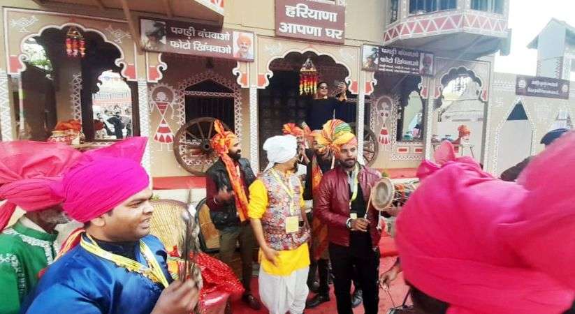 Surajkund Mela: 'पगड़ी बंधाओ' के साथ 'हुक्का विद सेल्फी' की ओर आकर्षित हो रहे हैं हज़ारों पर्यटक
