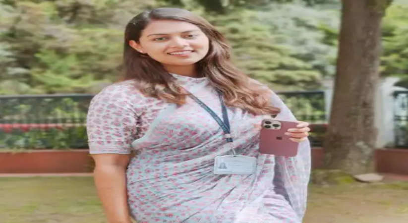 IAS Mudra Gairola: IAS अधिकारी मुद्रा गैरोला डॉक्टरी छोड़ बनी सिविल सेवक, पिता का सपना किया पूरा