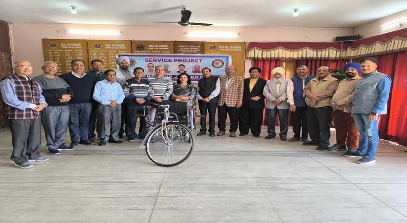 Punjab News: Lions Club Jalandhar presented a tricycle to a needy disabled woman